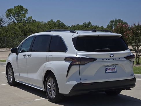 Used 2024 Toyota Sienna XLE image 5