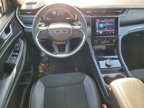 Used 2025 Jeep Grand Cherokee Altitude image 7