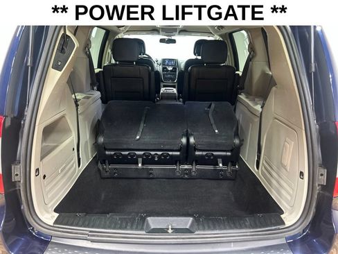 Used 2014 Chrysler Town & Country Touring FWD image 8