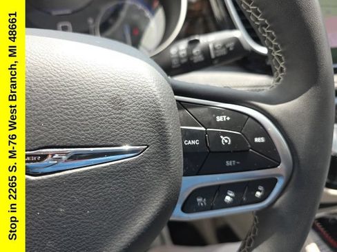 Used 2023 Chrysler Pacifica Limited FWD image 22