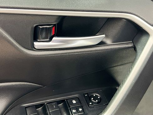 Used 2021 Toyota RAV4 XLE w/ Convenience Package FWD image 16