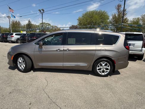 Used 2017 Chrysler Pacifica Touring-L Plus w/ Advanced Safetytec Group FWD image 9