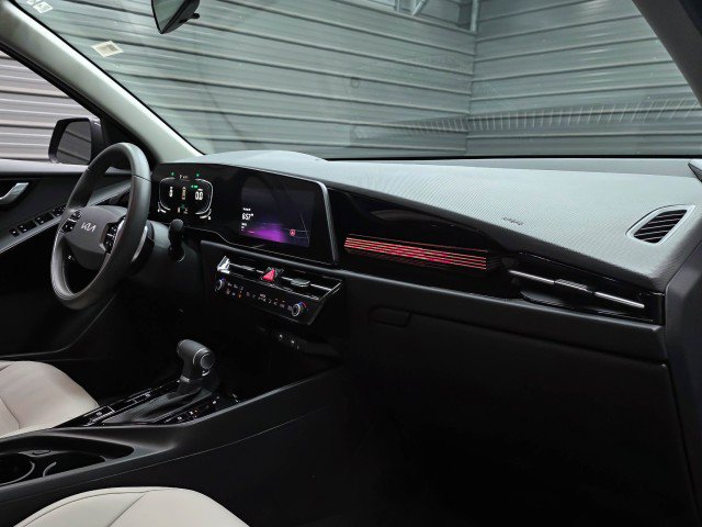 Used 2024 Kia Niro EX FWD image 13
