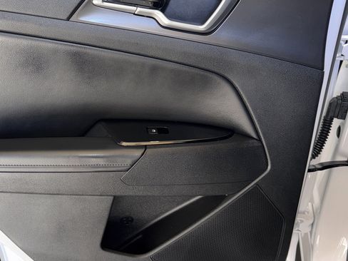 Used 2025 Kia Sportage EX image 31