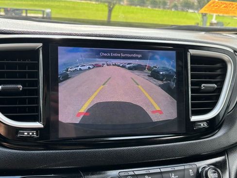 Used 2025 Chrysler Pacifica Select FWD image 10