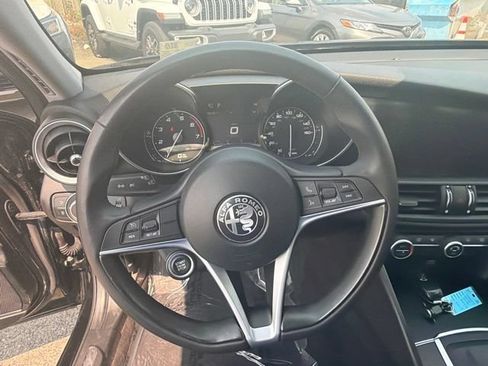 Used 2018 Alfa Romeo Giulia RWD image 21