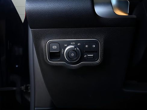 Used 2021 Mercedes-Benz GLB 250 4MATIC w/ Premium Package image 14