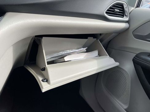 Used 2023 Chrysler Pacifica Touring-L image 36