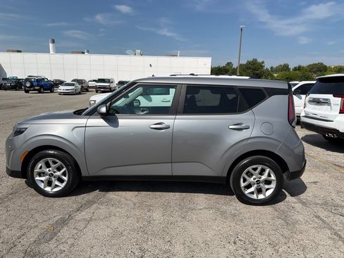 Used 2023 Kia Soul LX w/ Option Group 015 FWD image 5