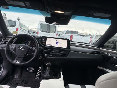 Used 2024 Lexus ES 300h F Sport image 11