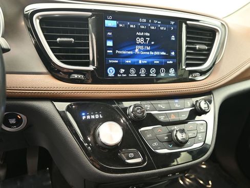 Used 2017 Chrysler Pacifica Limited FWD image 20