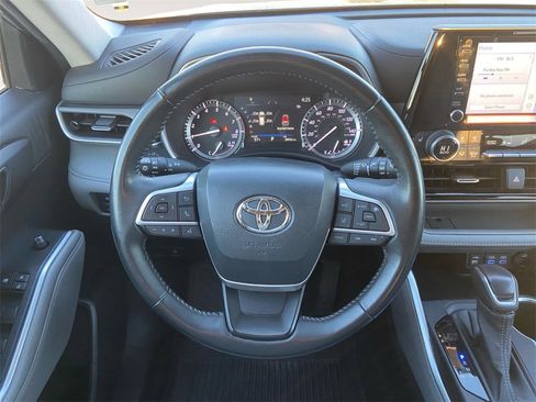 Used 2022 Toyota Highlander XLE image 12