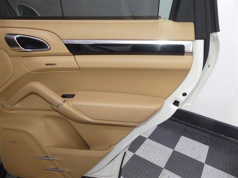 Used 2017 Porsche Cayenne Platinum Edition image 26