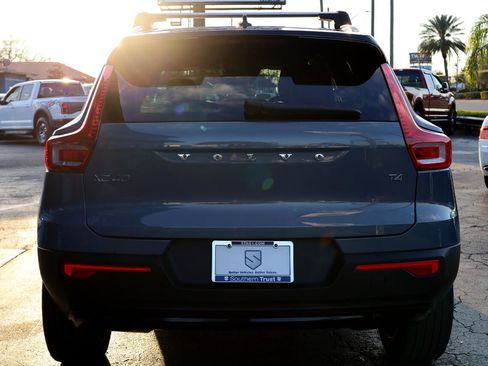 Used 2022 Volvo XC40 T4 R-Design w/ Advanced Package image 5