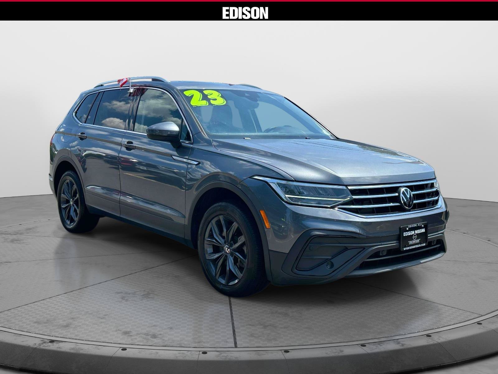 Used 2023 Volkswagen Tiguan SE w/ Panoramic Sunroof Package AWD/4WD image 1