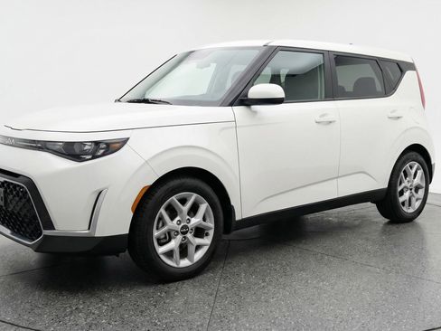 Used 2025 Kia Soul LX w/ LX Technology Package FWD image 3