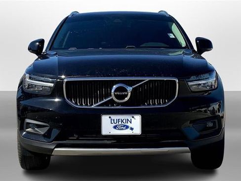 Used 2022 Volvo XC40 T5 Momentum image 2