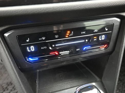 Used 2022 Volkswagen Tiguan SE AWD/4WD image 21