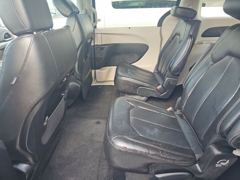 Used 2023 Chrysler Pacifica Touring-L image 4