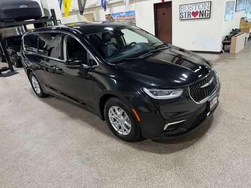 Used 2023 Chrysler Pacifica Touring-L FWD image 13