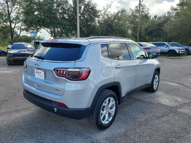 Used 2024 Jeep Compass Latitude AWD/4WD image 2