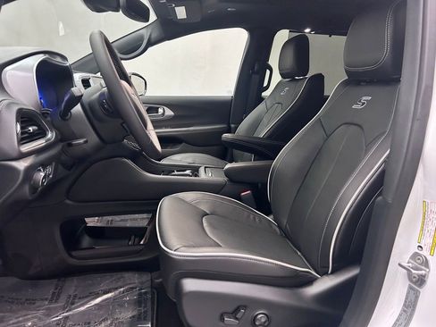 New 2026 Chrysler Pacifica Limited w/ S Appearance Package FWD image 13