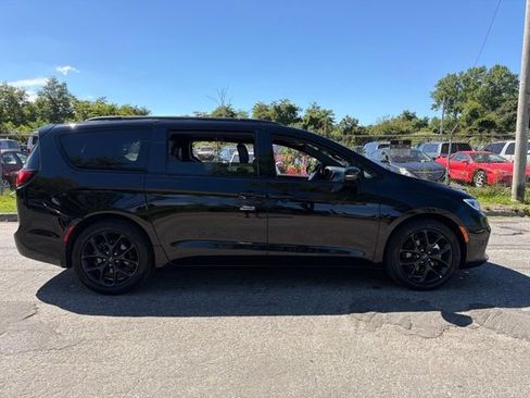 Used 2025 Chrysler Pacifica Limited FWD image 7
