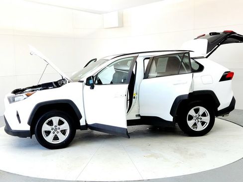 Used 2021 Toyota RAV4 XLE w/ Convenience Package AWD/4WD image 10