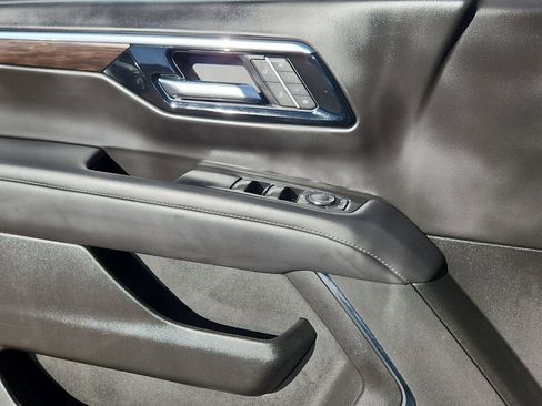 Used 2025 Chevrolet Suburban Z71 image 21