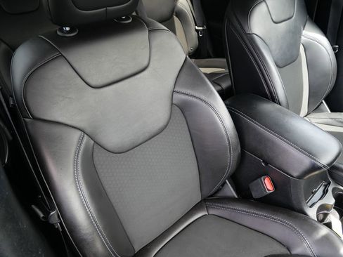 Used 2019 Jeep Cherokee Latitude Plus w/ Cold Weather Group AWD/4WD image 19