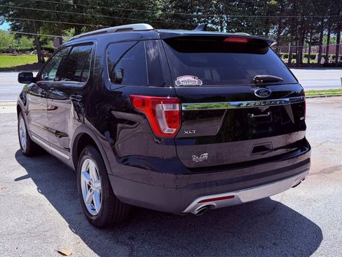 Used 2017 Ford Explorer XLT w/ Equipment Group 202A AWD/4WD image 8