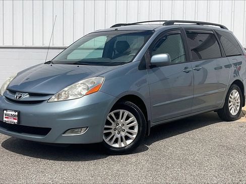 Used 2010 Toyota Sienna XLE FWD image 2
