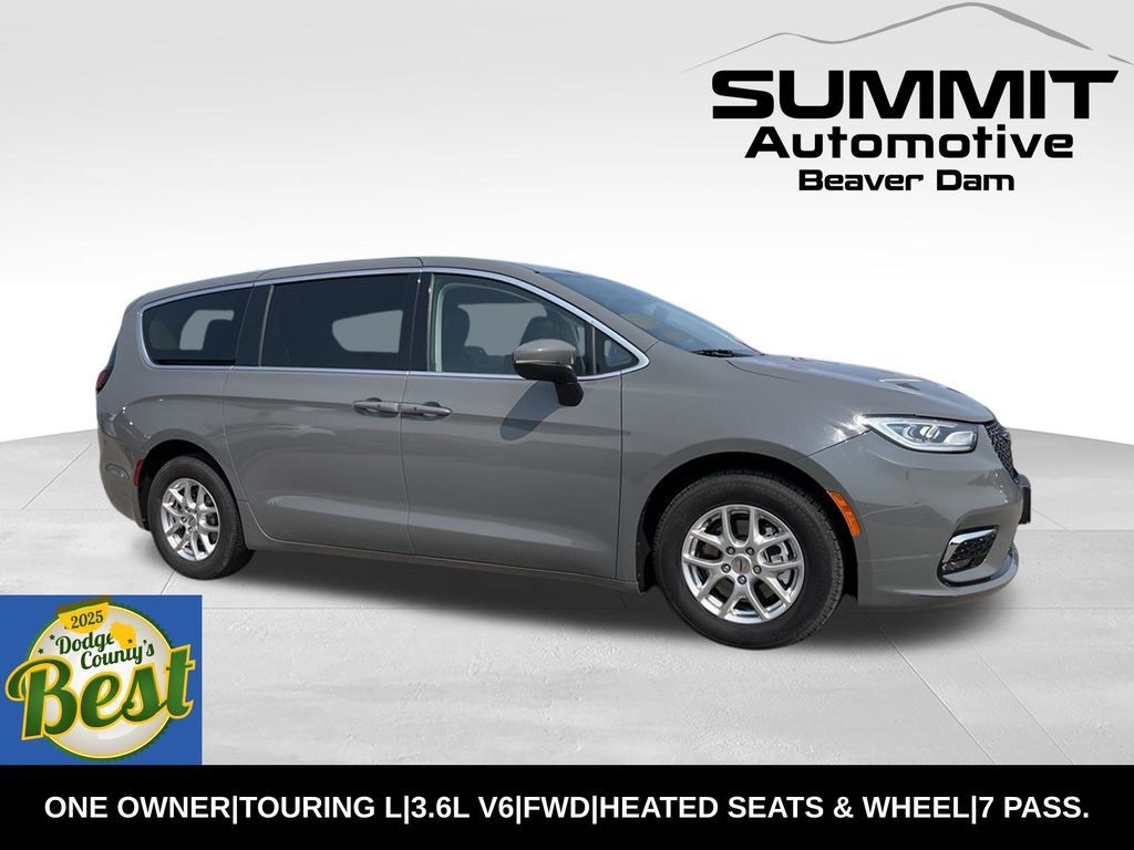 Used 2023 Chrysler Pacifica Touring-L FWD image 1