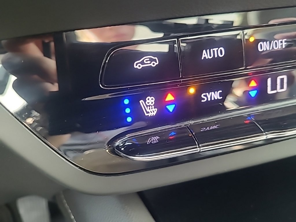 Used 2023 Buick Envision Avenir AWD/4WD image 27