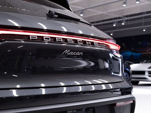 Certified 2026 Porsche Macan AWD/4WD image 32