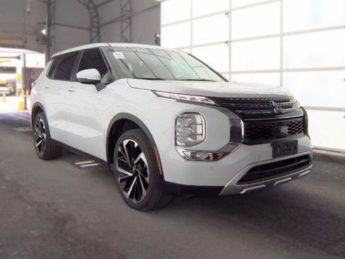 Used 2023 Mitsubishi Outlander SE FWD image 3