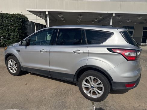 Used 2017 Ford Escape SE image 3