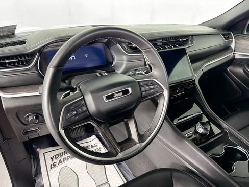 Used 2024 Jeep Grand Cherokee L Limited AWD/4WD image 9