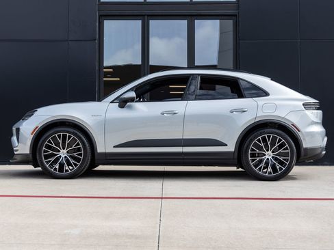 Certified 2025 Porsche Macan Electric image 2