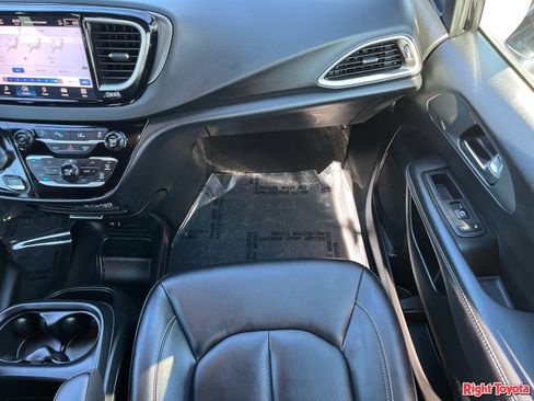 Used 2025 Chrysler Pacifica Select FWD image 18