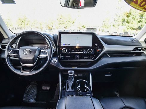 Certified 2024 Toyota Highlander XLE image 15