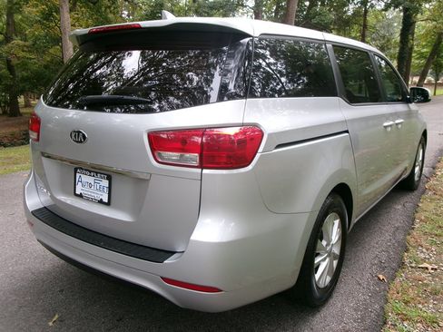 Used 2018 Kia Sedona L image 5