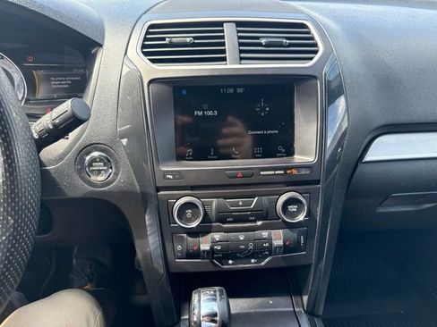 Used 2017 Ford Explorer XLT FWD image 9