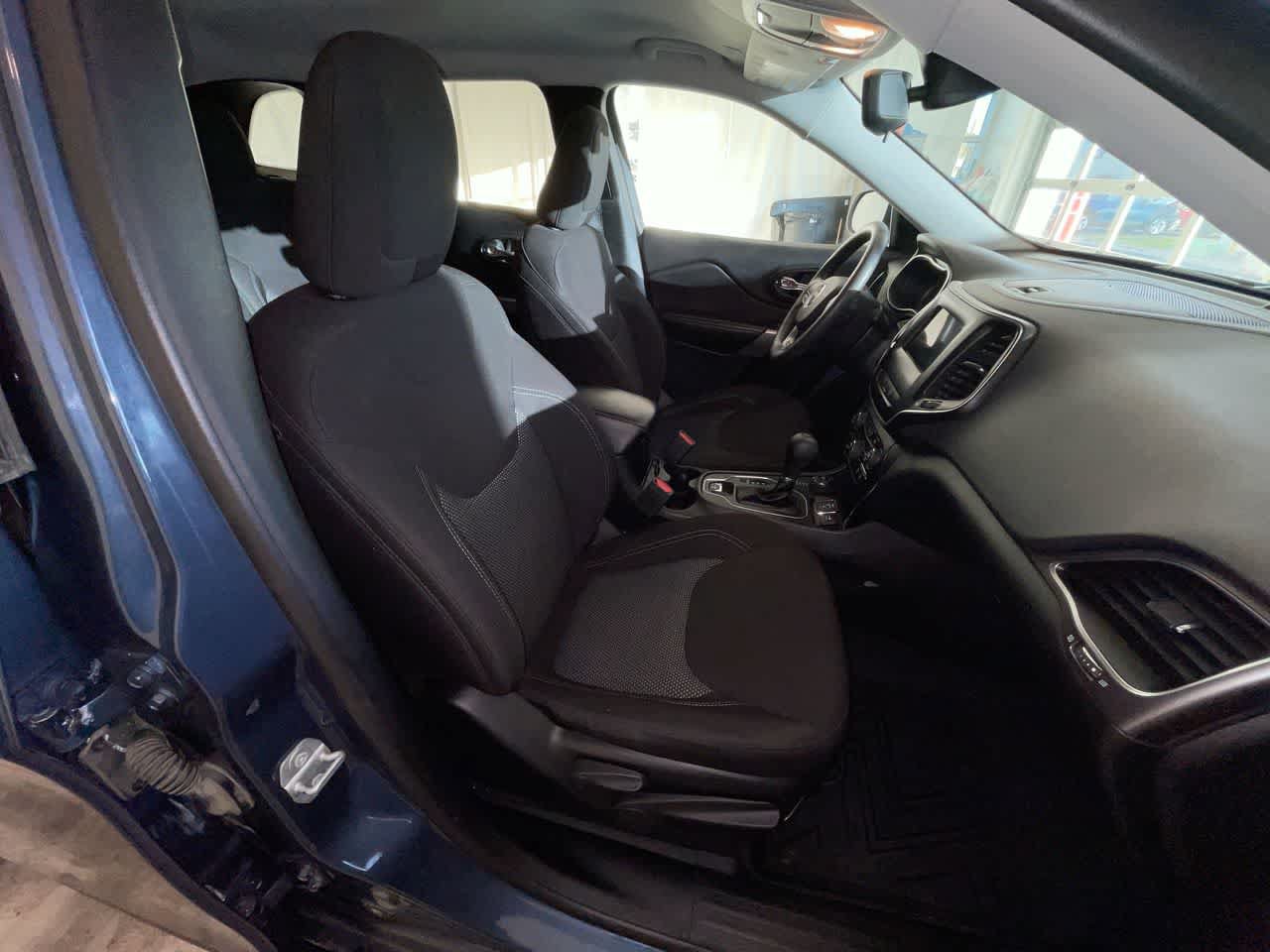 Used 2021 Jeep Cherokee Latitude AWD/4WD image 24