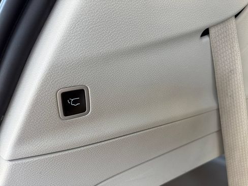 Used 2024 Chrysler Pacifica Touring-L FWD image 30