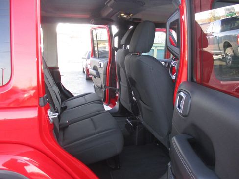 Used 2019 Jeep Wrangler Unlimited Sahara w/ Uconnect 4C Nav & Sound Group AWD/4WD image 19