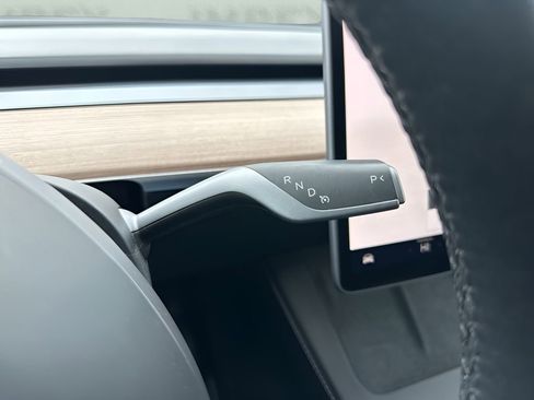 Used 2024 Tesla Model Y 2WD image 17