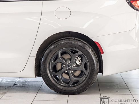 Used 2022 Chrysler Pacifica Touring-L w/ S Appearance Package FWD image 8