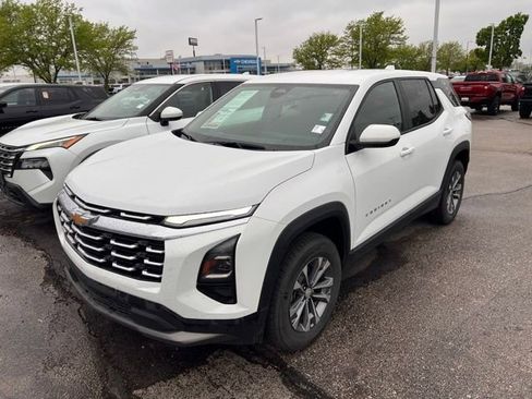 Used 2025 Chevrolet Equinox LT AWD/4WD image 3
