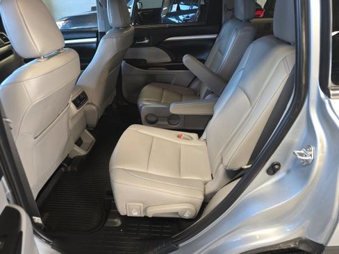 Used 2019 Toyota Highlander XLE image 7